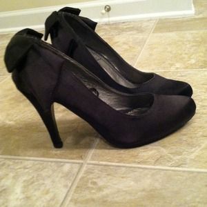 💥SOLD💥 Satin Black Bow Pumps
