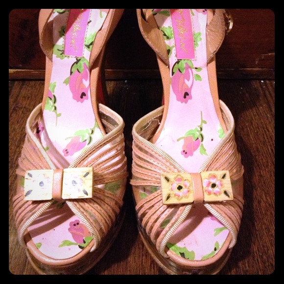 ✨Host pick✨Betsey Johnson wooden pumps