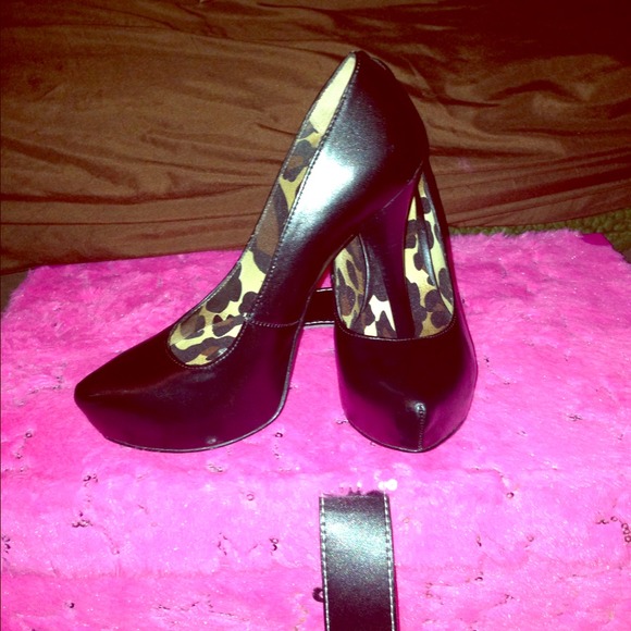 ⚡Reduced⚡ Carlos Santana black pumps