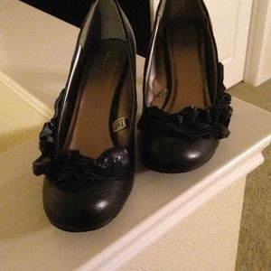 Black 1-Inch Heels with ruffle detail-Sz8