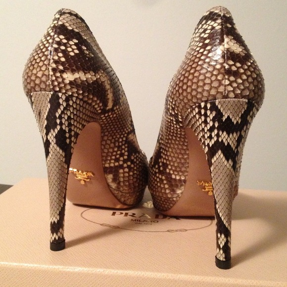 💯%Authentic Prada Python Peep-Toe Pump - Picture 4 of 4