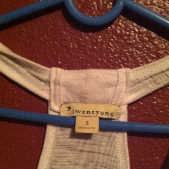 🔴🔴🔴SOLD🔴🔴🔴Loose tank with flower design - Picture 2 of 2