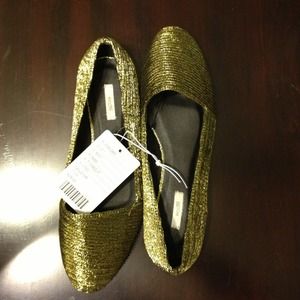 NWT New with tags Urban outfitters Gold flats WOW!