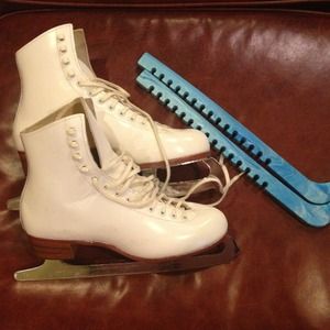 BUNDLE: Riedell skates & Meaningful Beauty set!!!