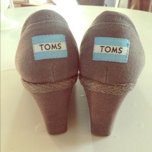Toms wedges size 8 in grey