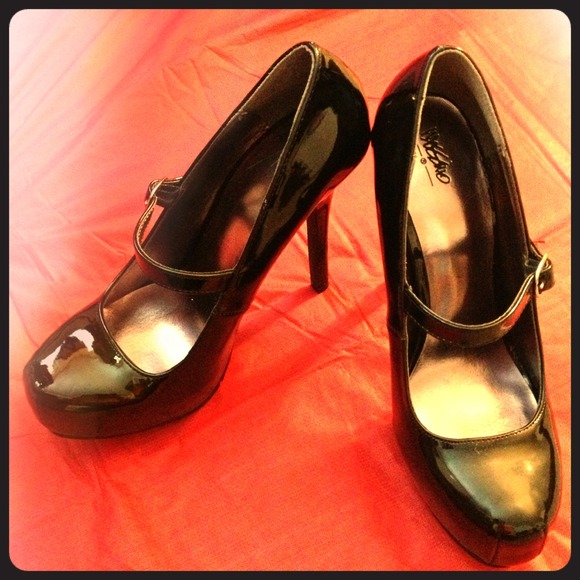 Black Mary Jane pumps from Mossimo