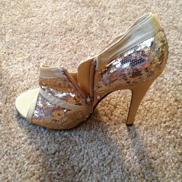Gold sequin booties - Picture 2 of 4