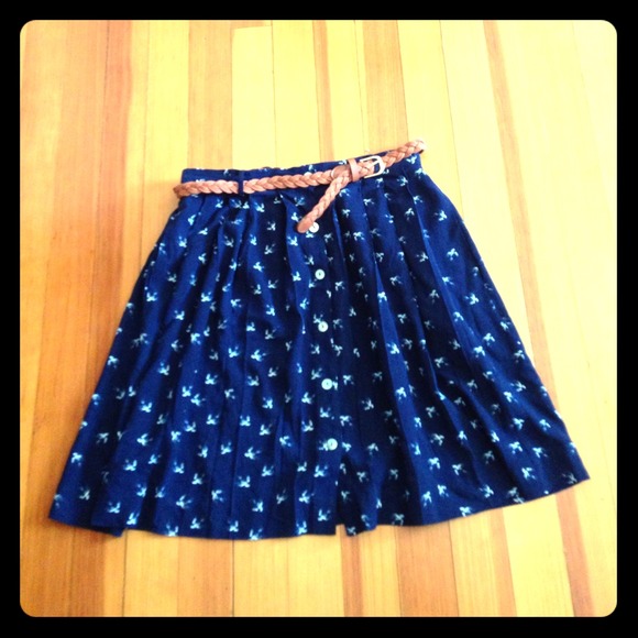 Gorgeous navy blue skirt w belt