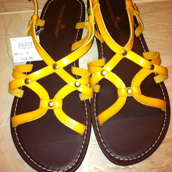 🚨SOLD🚨😍 Cute mustard colored sandals!