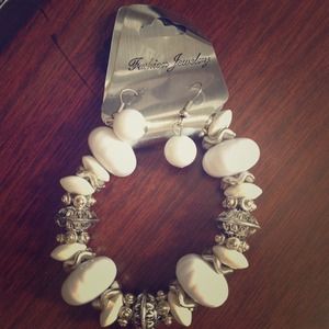 Bracelet earring set. White.