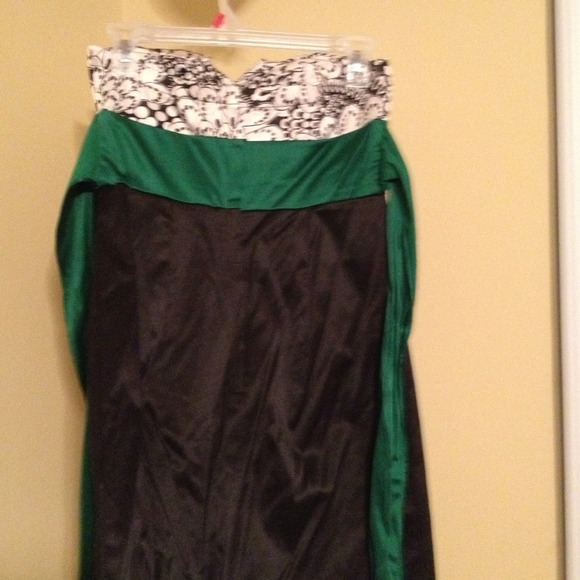 Fun dress for a night out or a wedding - Picture 3 of 3