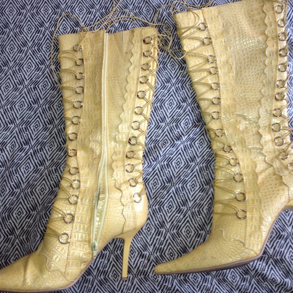 Pretty yellow boots - Picture 1 of 1