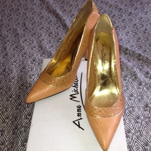 Orange gold pumps