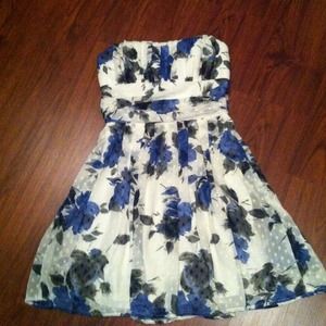 Perfect for spring!! Strapless floral dress.