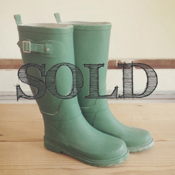🚨 SOLD Green Rainboots
