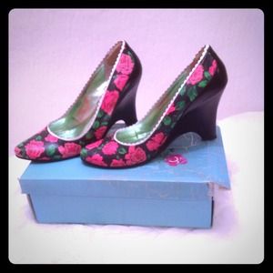 ** SOLD**  Transport Vibrant Rose Wedges