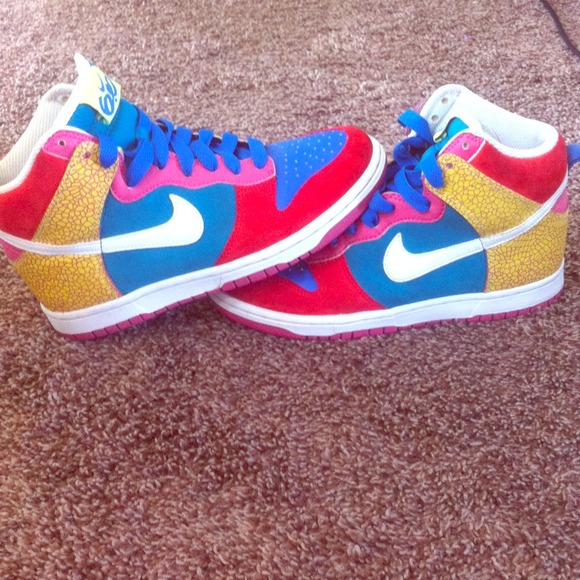 ✨RESERVED✨ Multi color Nike 6.0