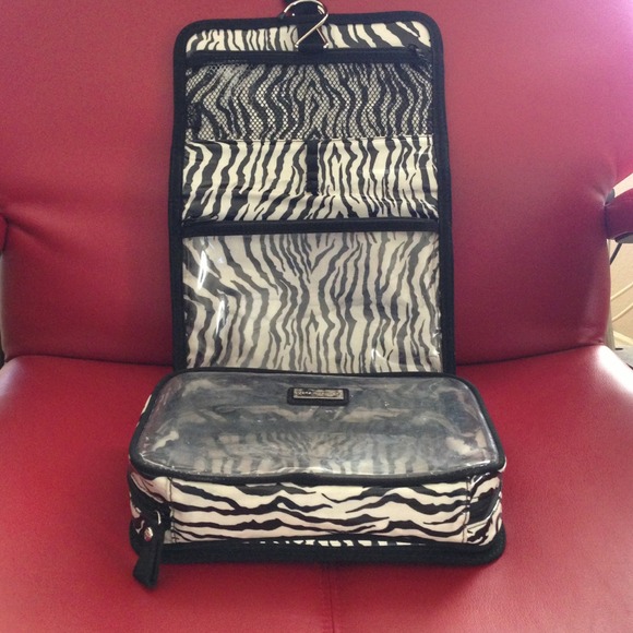 💥SOLD💥Vera Bradley zebra print travel bag.