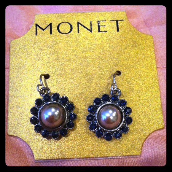 📌Bundled📌Sapphire colored rhinestone earrings
