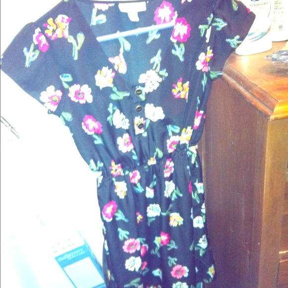 BUNDLE Black and floral Tucker dress