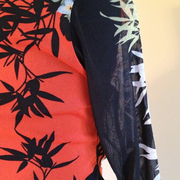 🎥 Gorgeous sheer floral top - Picture 4 of 4