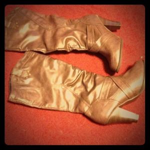 Brown boots with kitten heel