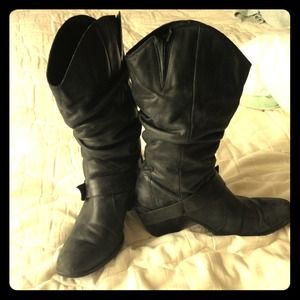 Well broken in black slouch boots w silver buckle