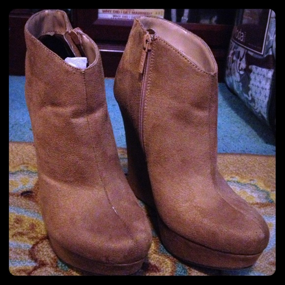 🚫SOLD Taupe wedge booties🚫