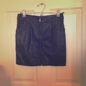 💥SOLD💥Faux leather zip skirt. Size 6.