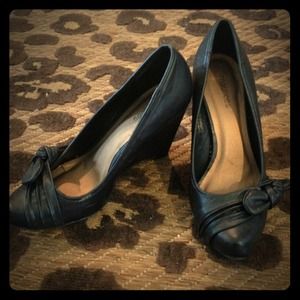 Black bow wedges!