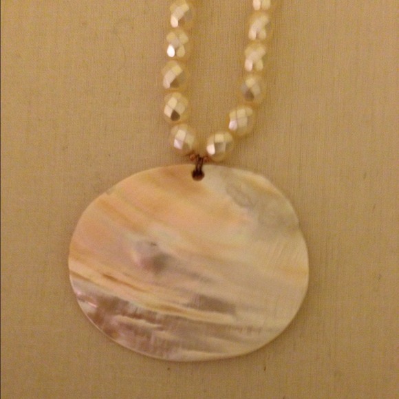 Faux pearl necklace with oversized pearl shell
