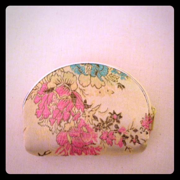 Chinese floral silk jewelry zippered bag. 4"x3".