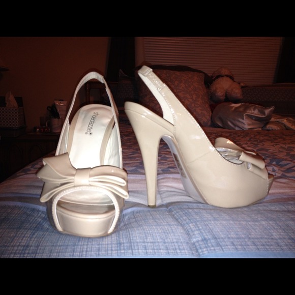 Shoe Dazzle nude heels