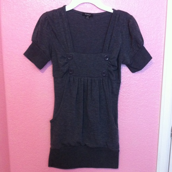 **SOLD**Gray top - Picture 1 of 3
