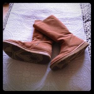 Authentic lightly used Uggs. In good condition.