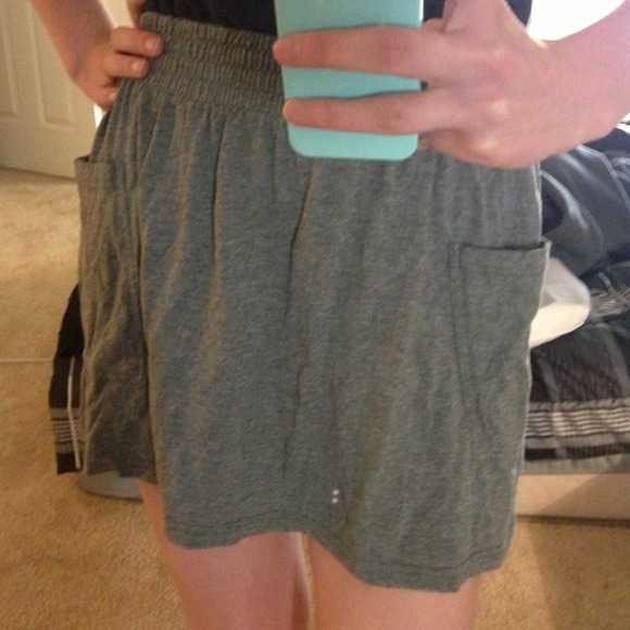 ⭕SOLD IN BUNDLE⭕ F21 gray skirt