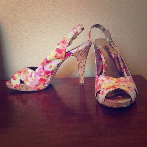 Alfani Valencia Floral Peep Toe w/  a Wooden Heel - Picture 1 of 4