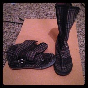 Grey/navy blue plaid snow boots size 5/6 ON HOLD
