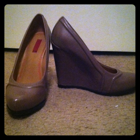 Saks brand 5/48 size 8 1/2 worn once comes w/box