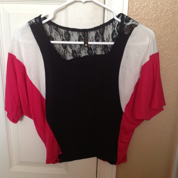 **SOLD** @lisa6968 Pink white & black cropped tee - Picture 2 of 2