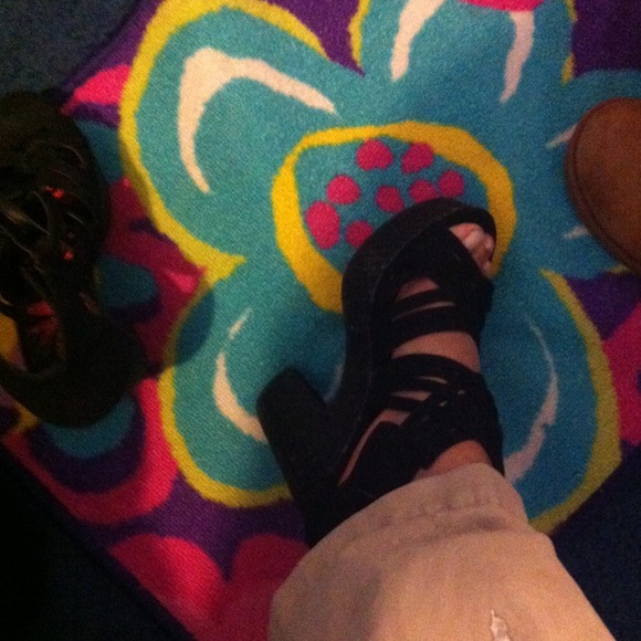 Strappy black heel