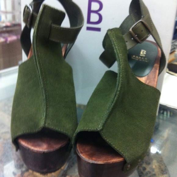 Green peekaboo toe buckle sandal