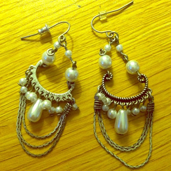 Earrings. - Picture 1 of 1