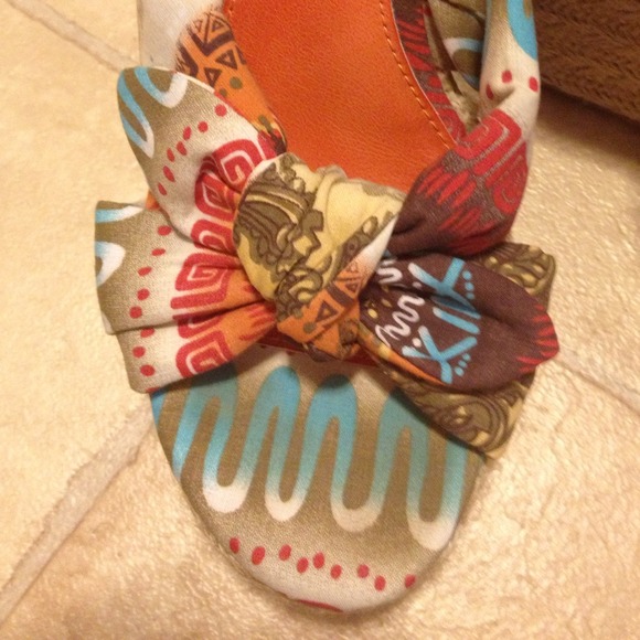 💢Sold💢Adorable MIA Sandals - Picture 2 of 4