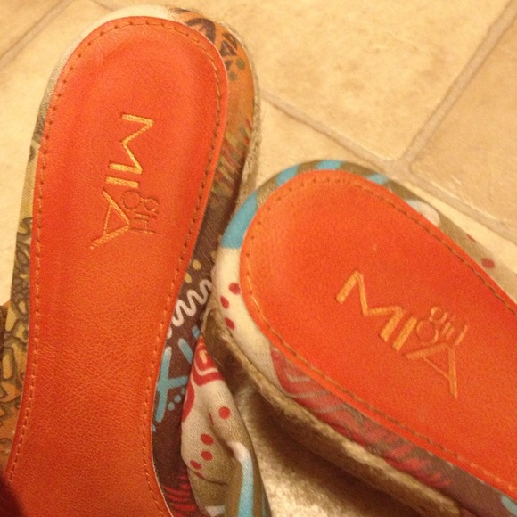 💢Sold💢Adorable MIA Sandals - Picture 3 of 4
