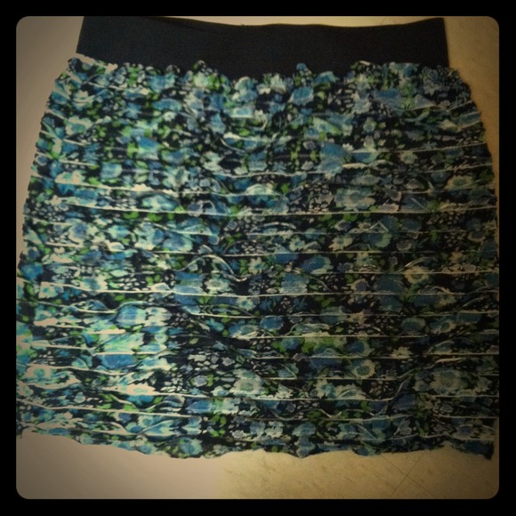 Elastic waist skirt. Floral blue design. Neverworn