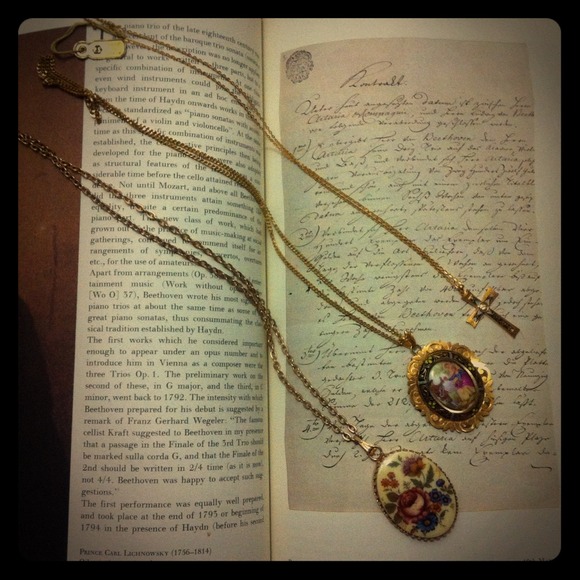 •SOLD••Vintage bundle of three necklaces•