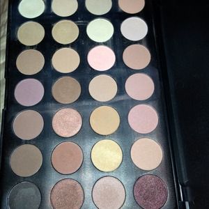 Natural shadow pallette.