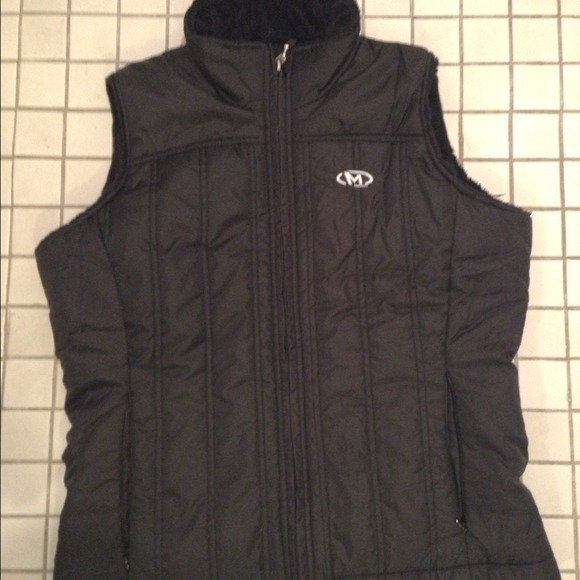 Marker. Fleece lined best with 2 front pockets.