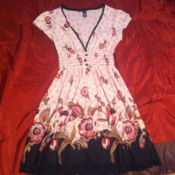 Super cute tan flowers pattern top!